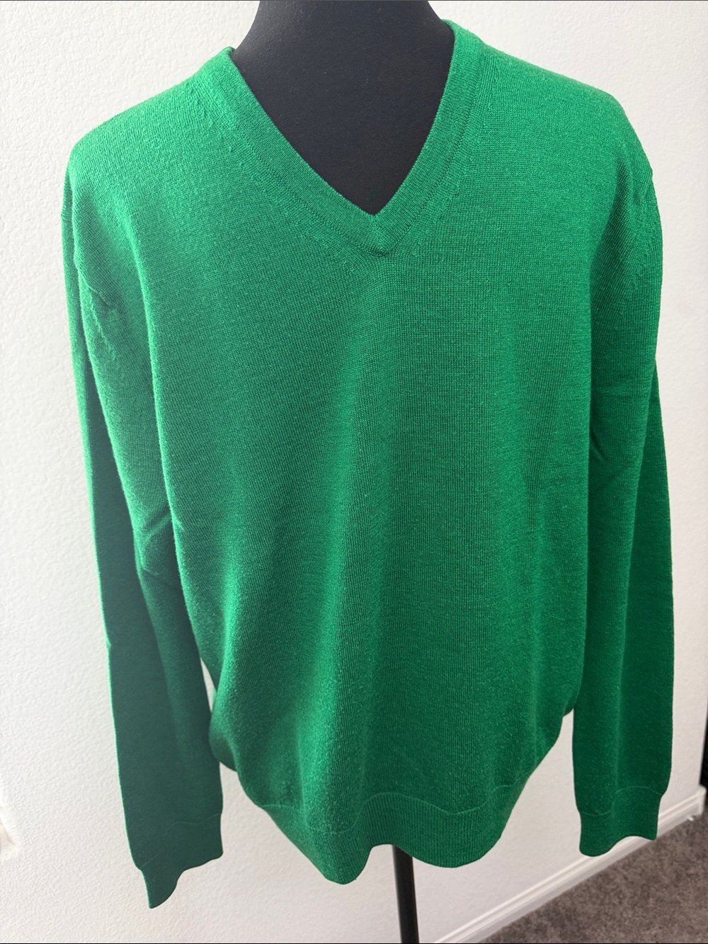 Express Men's V-Neck Sweater in Emerald Green